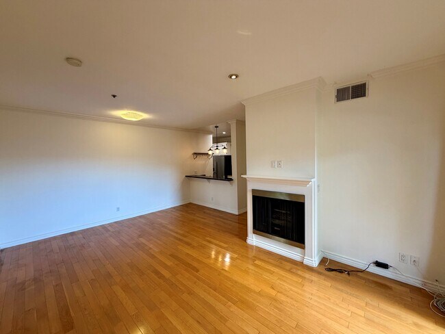Building Photo - 156 S Oak Knoll Ave