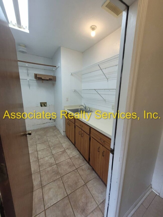 Building Photo - MOVE IN SPEACIAL! Cute Home In Deer Run, 3...