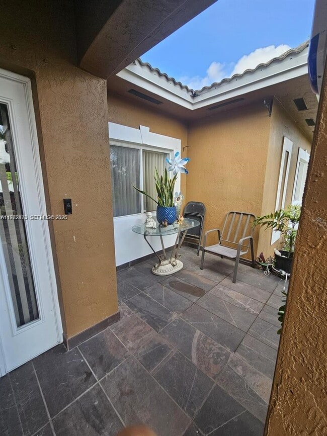 Building Photo - 718 SE 12th Ter