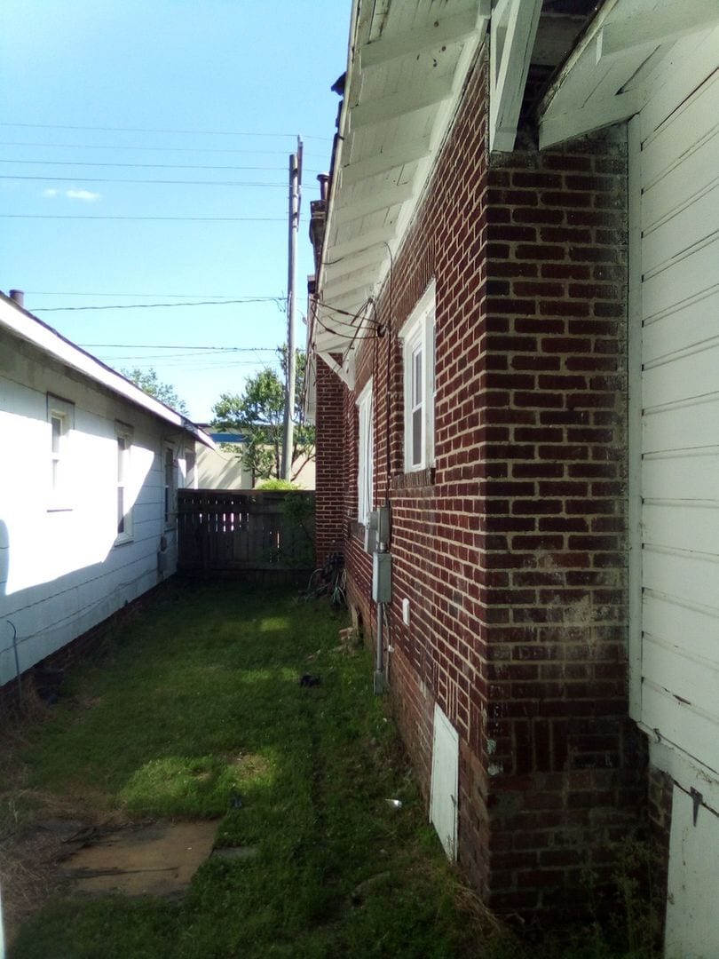 Building Photo - 2705 E Market St