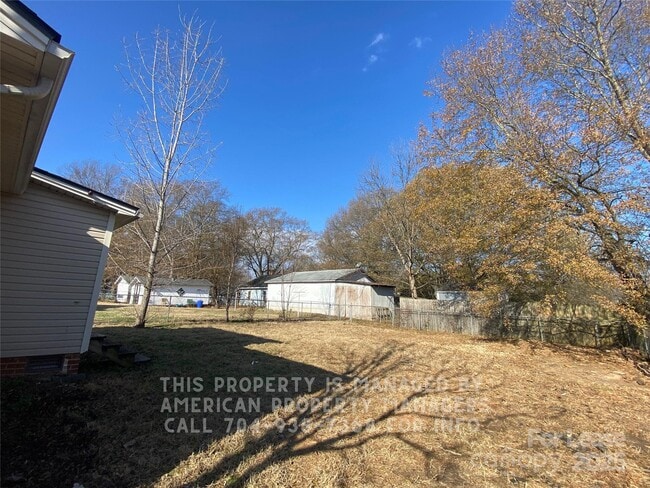 Building Photo - 605 E 10th St