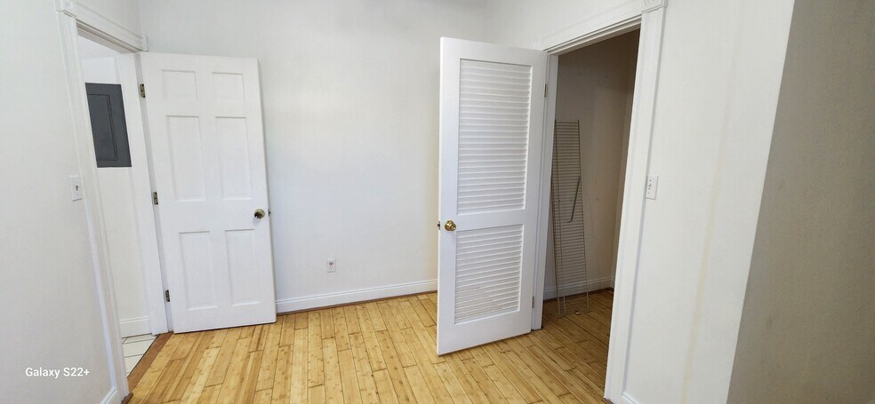 Building Photo - 389 Newport Ave