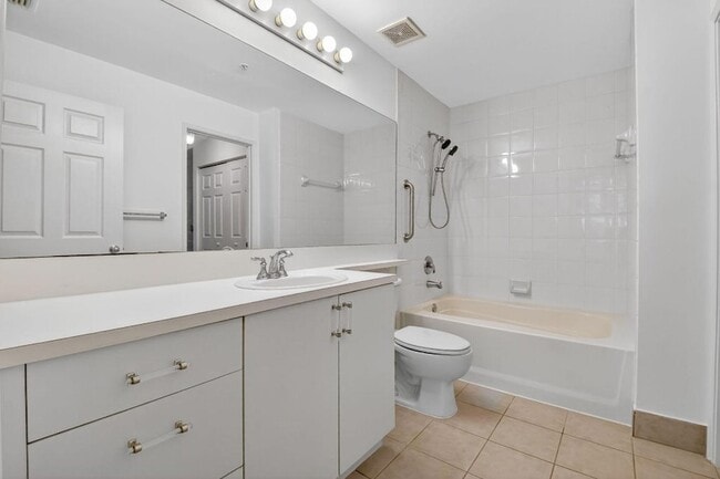 Building Photo - 630 S Sapodilla Ave