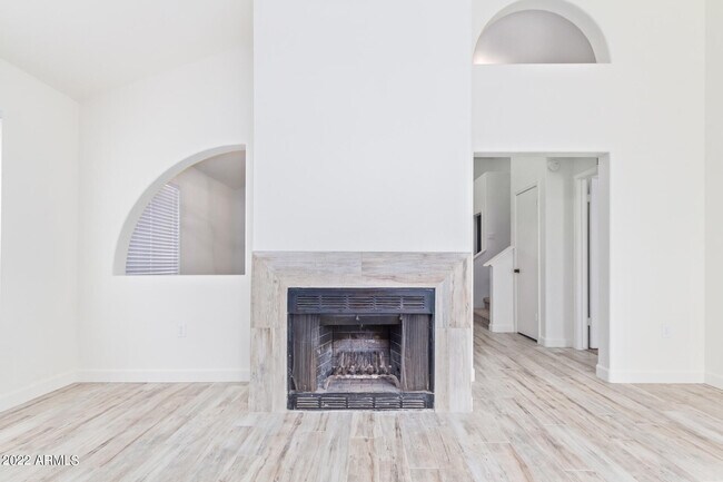 Building Photo - 509 E Rimrock Dr