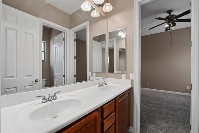 Building Photo - Welcome to this inviting Phoenix Rental - Available!