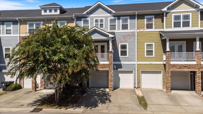 Building Photo - Luxury 3-Story Townhome, No Carpet 4 Bedro...