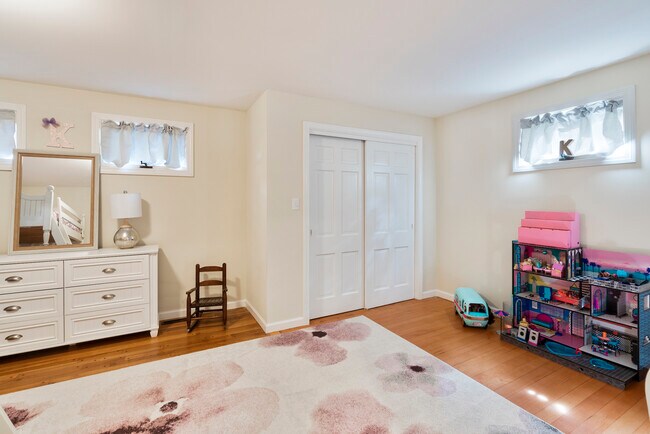 Building Photo - 160 Beecher St