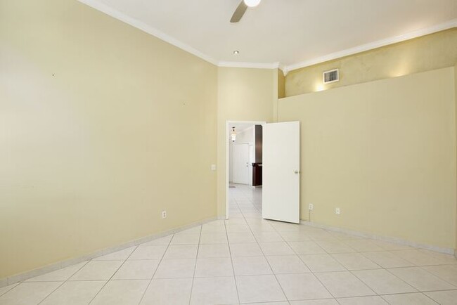 Building Photo - Beautiful 3/2 Spacious Home with a 2 Car G...
