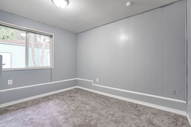 Building Photo - 3 Bedroom /1.5 Bath Silver Lake / Eastmont...