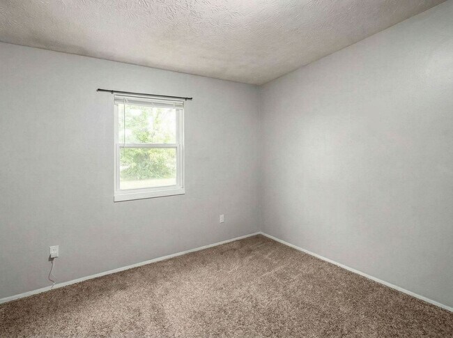 Building Photo - 1393 Summit St