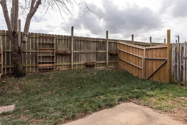 Building Photo - 4040 Glenstone Terrace