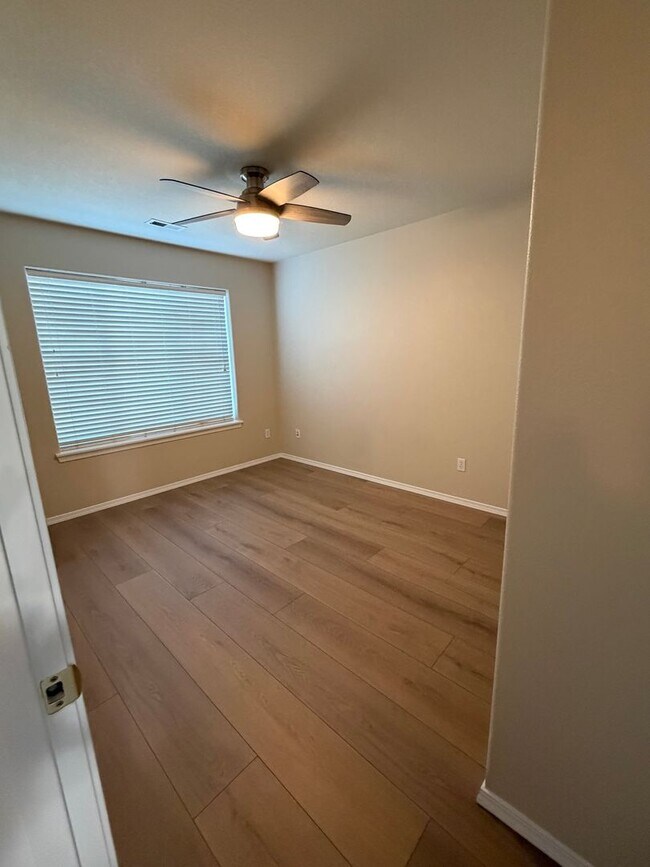 Building Photo - 413 Roger Smith Dr