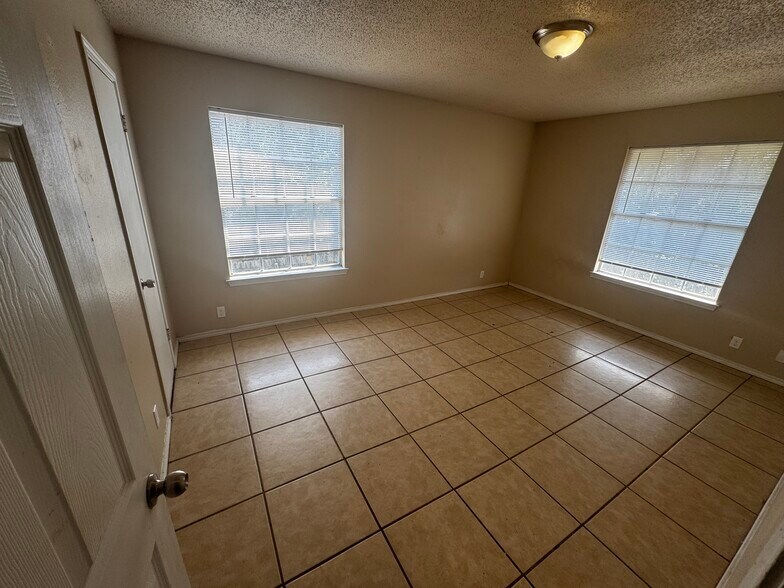 Building Photo - 5213 Meadow Field