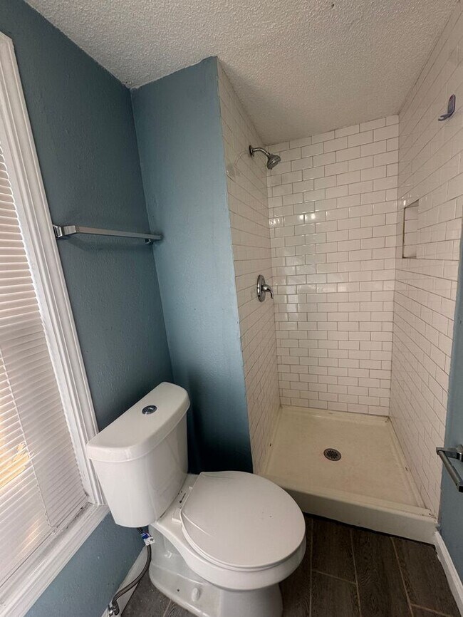 Building Photo - Charming Home