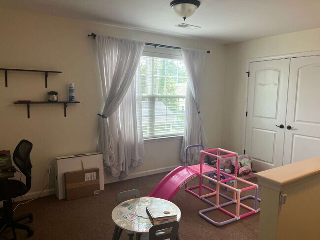 Building Photo - "Spacious 4-Bedroom Retreat with 2.5 Baths...