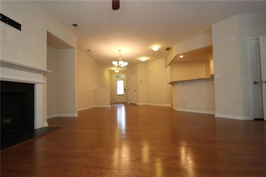 Building Photo - 2132 Greencrest Cir