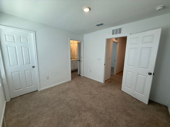 Building Photo - Beautiful 3 bedroom townhome for rent in E...