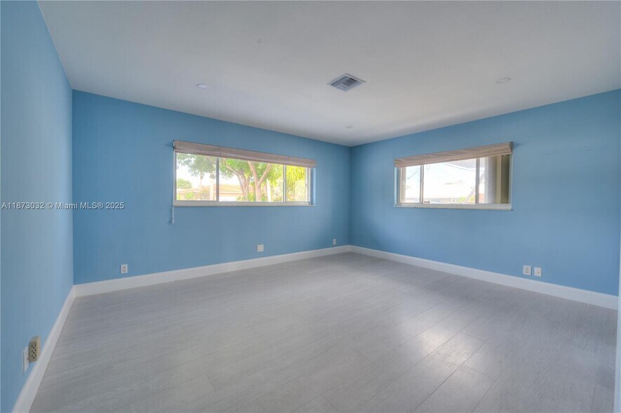 Building Photo - 2810 NE 59th Ct