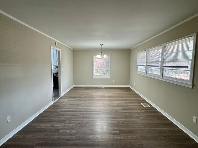 Building Photo - 3 Bedroom in Forest Hills !