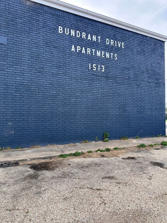 Building Photo - Bundrant Apartments