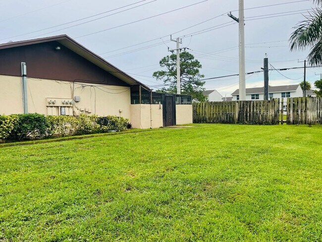 Building Photo - 4758 Sunny Palm Cir