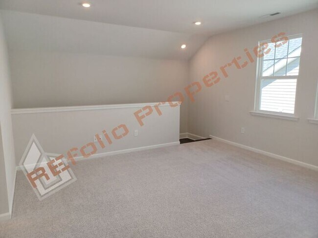 Building Photo - Gorgeous 4 Bedroom House with 1st Floor Pr...