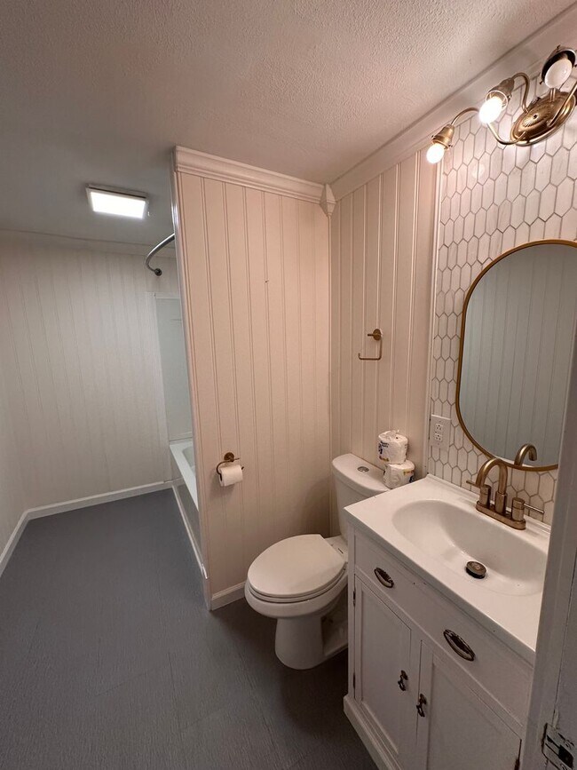Building Photo - 3 bedroom single family house with attache...
