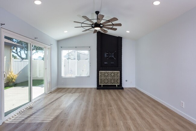 Building Photo - Charming Two Story Home!