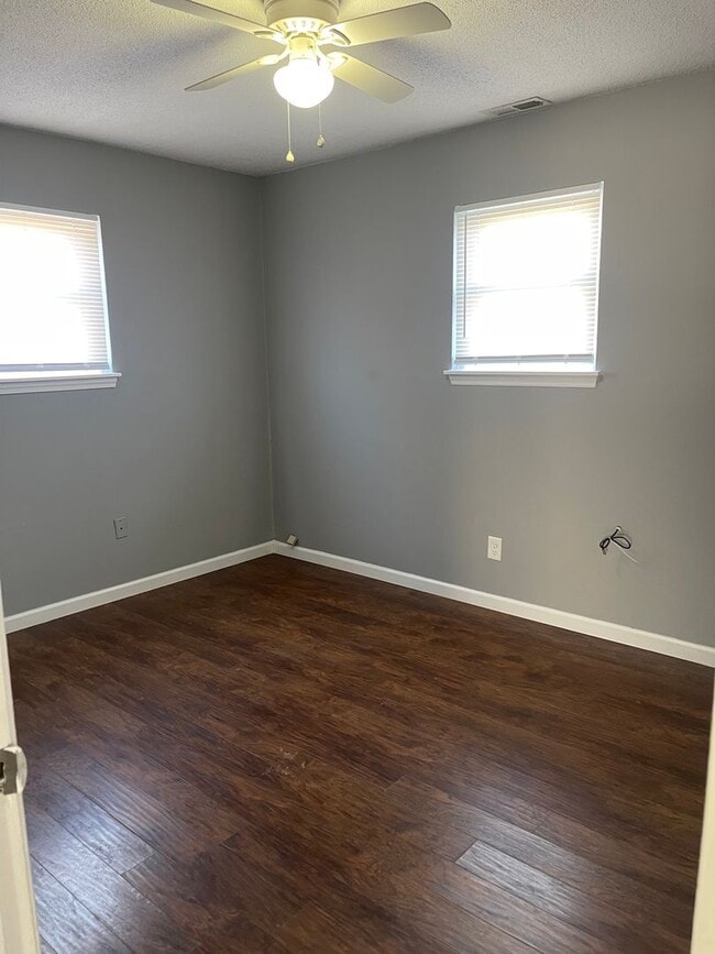 Building Photo - Beautiful 3 Bed, 1 Bath Convenient Location Mins From Hospital and Shopping