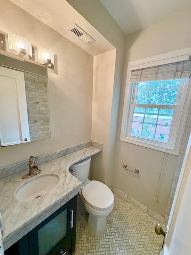 Building Photo - Updated 1BR/1BA 2-level TH in great location