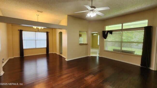 Building Photo - 256 Southlake Dr
