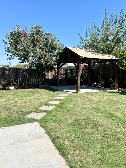 Building Photo - 3261 Cordova Ave