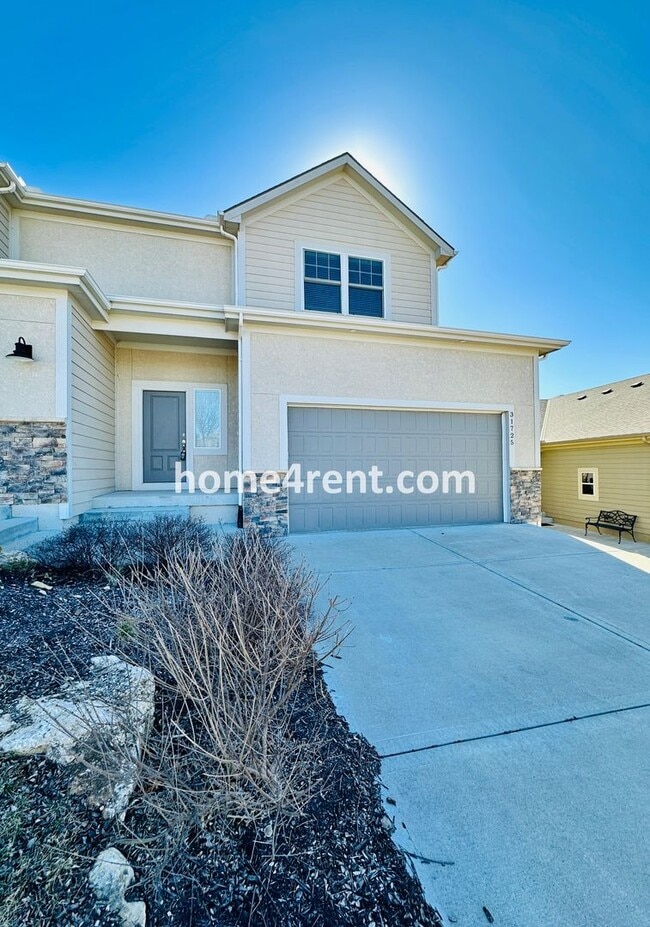 Building Photo - Stunning, Maintenance Free Townhome in Desoto w/ an Elegant Kitchen and Wood Floors Throughout!