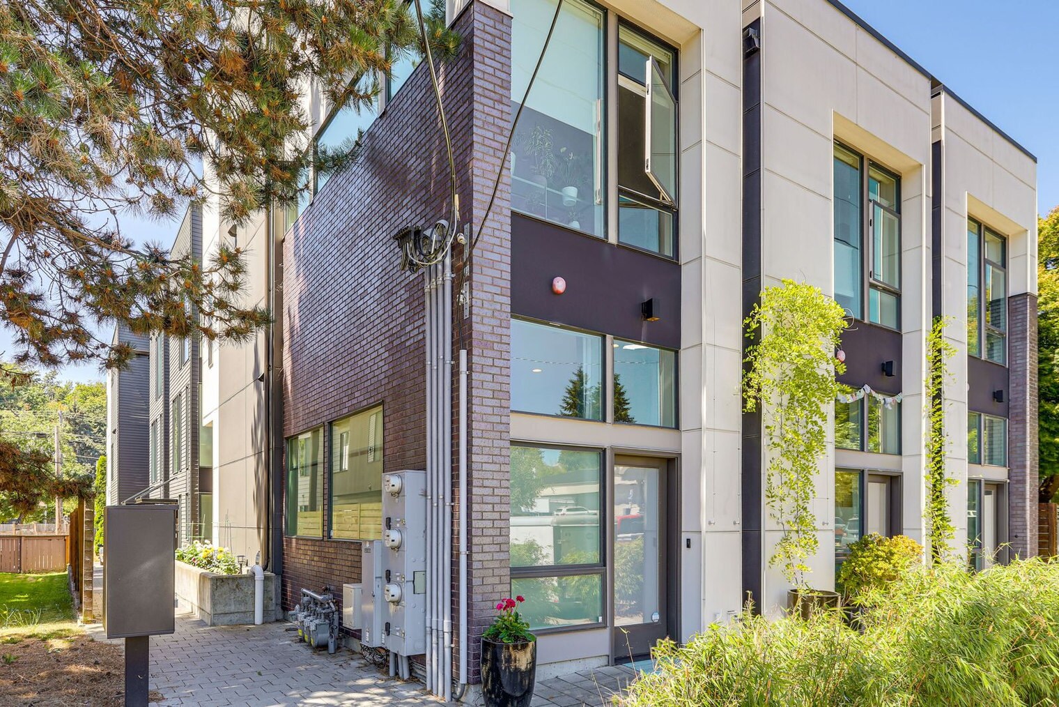 Building Photo - 3821 34th Ave W