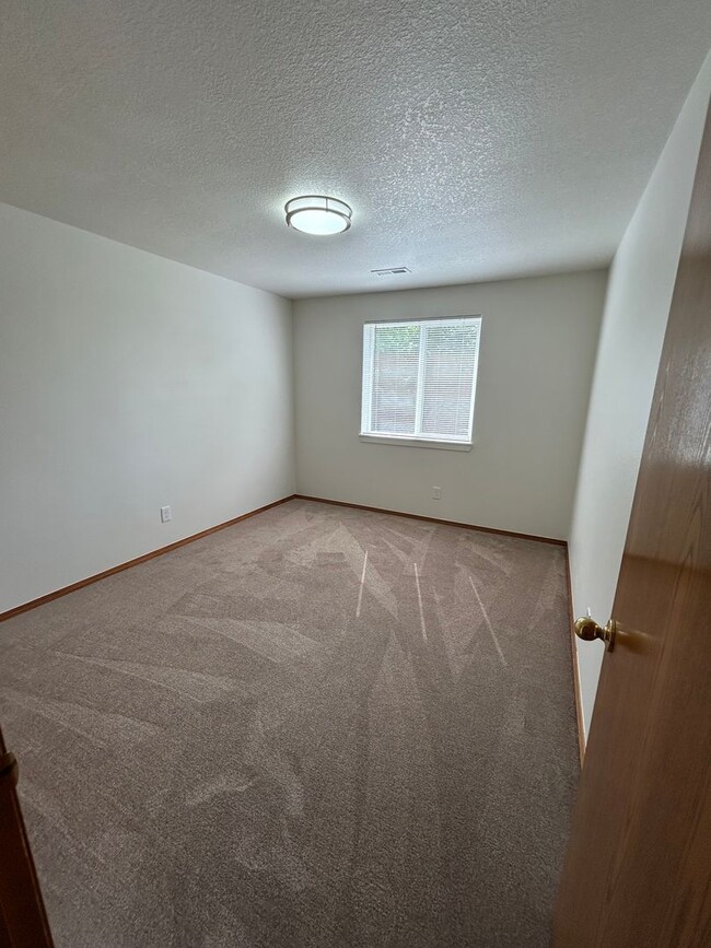 Building Photo - Newly Remodeled 4B/2.5Ba in East Vancouver!