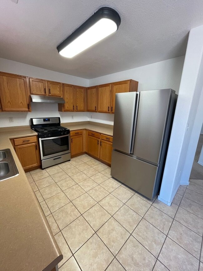 Building Photo - Great 5 Bedroom/2.5 Bathroom off Porter Dr.