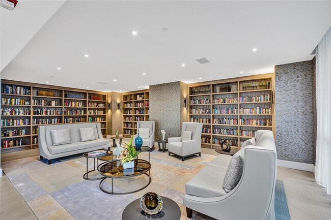 Building Photo - 21150 Point Pl