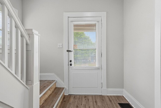 Building Photo - CHEVIOT: Charming 4 bed 2.5 bath 1 car detached garage