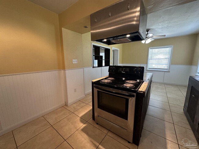 Building Photo - 608 N 70th Ave