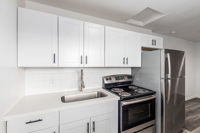 Building Photo - Four weeks of free rent! - Studio Near Grand Canyon University with Washer/Dryer!