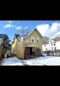 Building Photo - 909 Oak St