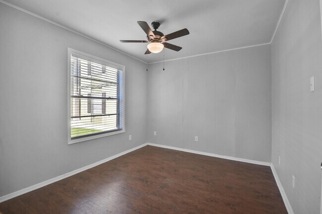 Building Photo - 1510 Broadmoor Dr