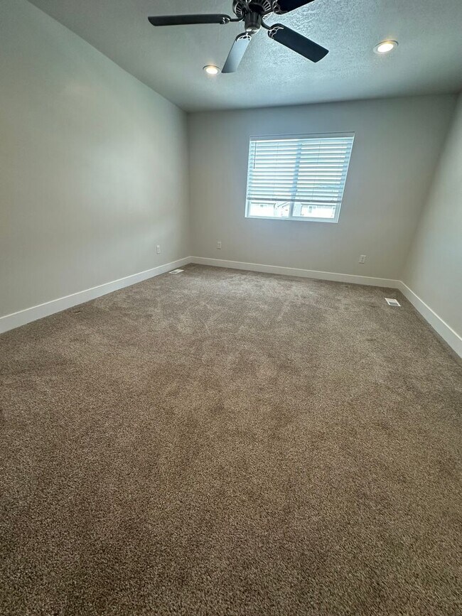 Building Photo - 3 Weeks Rent FREE! 3 Bed 2.5 Bath House for Rent in Morgan!