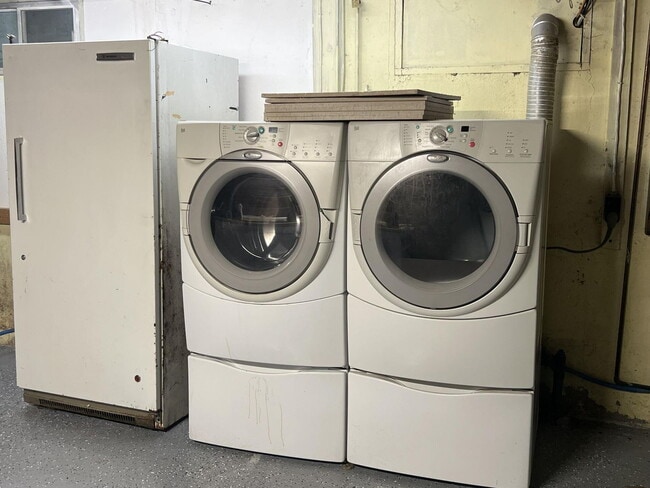 Building Photo - "Charming 3-Bed, 2-Bath Gem on Pearl Street – Your Ideal Bangor Retreat!"