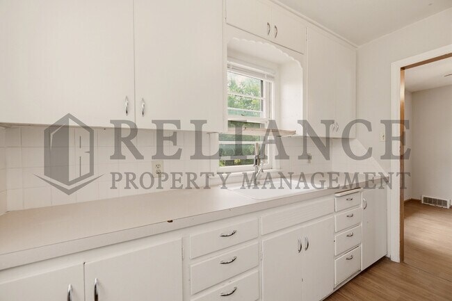 Building Photo - 374 N Hillcrest St