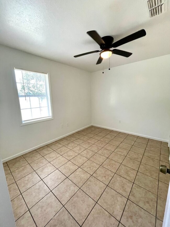 Building Photo - 3 Bed / 1 Bath Apartment in Truman, Available Now!