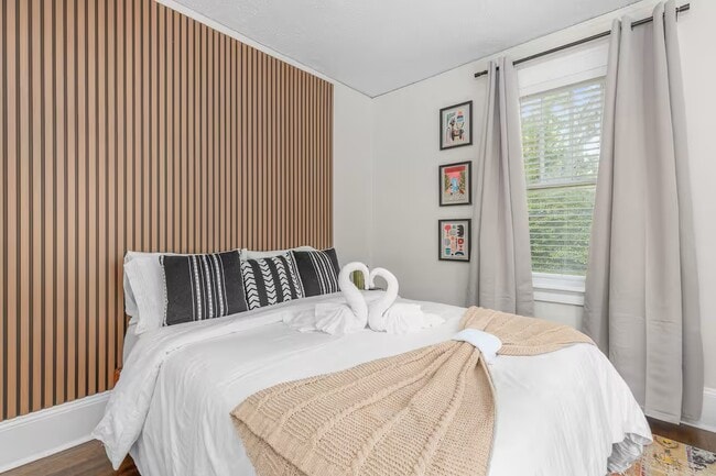 Building Photo - Contemporary Cove Duplex