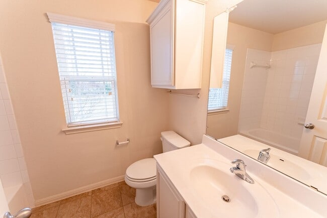 Building Photo - Stunning 3 bed - 2.5 bath Home in Pflugerville. Don't miss this beautiful home opportunity!