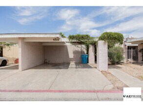 Building Photo - Welcome Home to This Charming 2/2 Townhous...