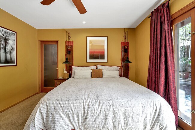 Building Photo - HOLIDAY SPECIAL***2 WEEKS FREE** 3 Bed/2 Bath Oasis in Royal Woods - Available Now